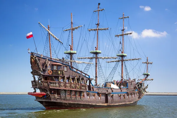photo-pirate-galleon-ship-on-the